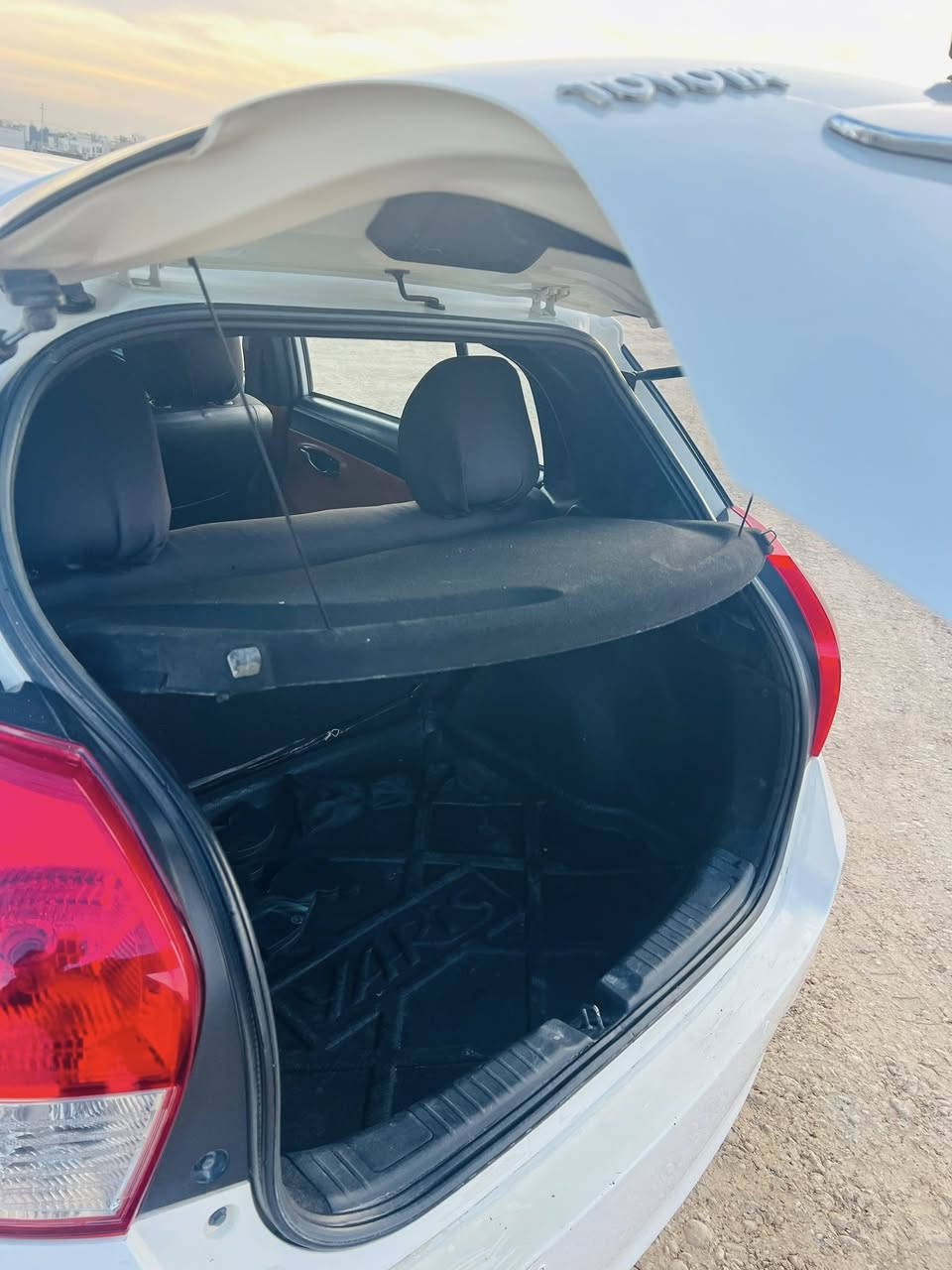 تيوتا يارس موديل 2015بي سبوغ  مكينه گوره هه موو كياني به شرته ده بوده عامي  پينج ويل كپه  نرخي$123                       ***********
