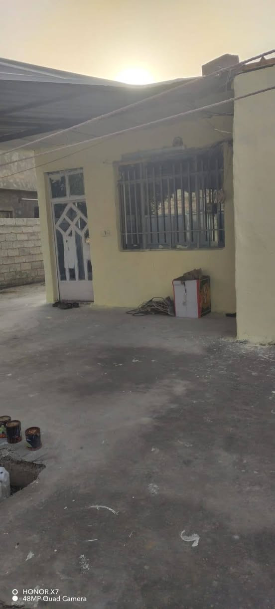 يالله سلام عليكم دار للبيع بغداد المدائن مقابل قاعه أوسكار خلف الغسل السيارات زراعي خدمات كامله تبليط كهرباء ماء زراعي يتكون الدار من غرفتين نوم وصاله واستقبال ومطبخ وكراج سيارة صحيات داخلية خارجيه مساحه الدار ٢٦٠ متر السعر ٤٥ وبي مجال بصيط للاستفسار الاتصال على الارقام *********** أو *********** وات ساب علماً السقف سندويج
