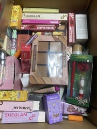 كارتون عطور وميك اب وعنايه العنايه كولها كوريه وميك اب ماركات شي كلام ...