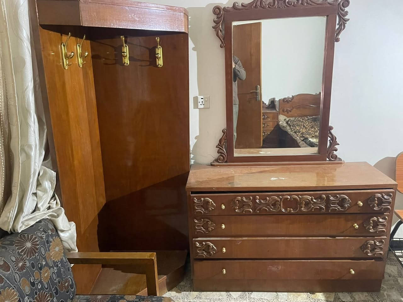 السلام عليكم غرفه نوم صاج شغل عراقي الغرفه نضيفه ميحتاجلهه اي تصليحات جديده بمعنى الكلمه نقش يدوي صاج بورمي 
تحتوي على 
كنتور 5 ابواب بدون ملحق
جربايه 
كومديات 2 
ميز تواليت
زاويه ملابس
السعر 750 وتسوه اكثر الشراي يتصل ***********
مكاني بغداد / سبع ابكار
