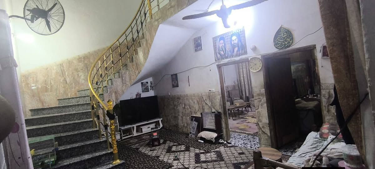 ياالله توكلنا ع الله 
بيت للبيع  طابقين ملك صرف 
مساحه ١٨٦ متر 
الموقع حي الصمود مقابيل كلية الامام بل فرع مال ابو جعفر يبعد عن شارع الامام الرئيسي ٦٠ متر خدمات كامله 
كراج + حديقه الطابق الأول استقبال صاله مطبخ غرفه منام 
الطابق الثاني غرفتين غرفه كبيره وغرفه صغيرة مال اطفال 
***********
