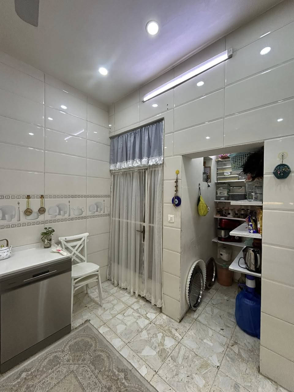 سلام عليكم
بيت للبيع 
البلديات الضباط 
مساحة ٨١ متر 
يحتوي ع ٣ غرف نوم طابق ثاني 
و٣ حمامات ثنين فوك واحد جوه 
بيت بناء جديد ٢٠٢١ 
للاستفسار ***********
