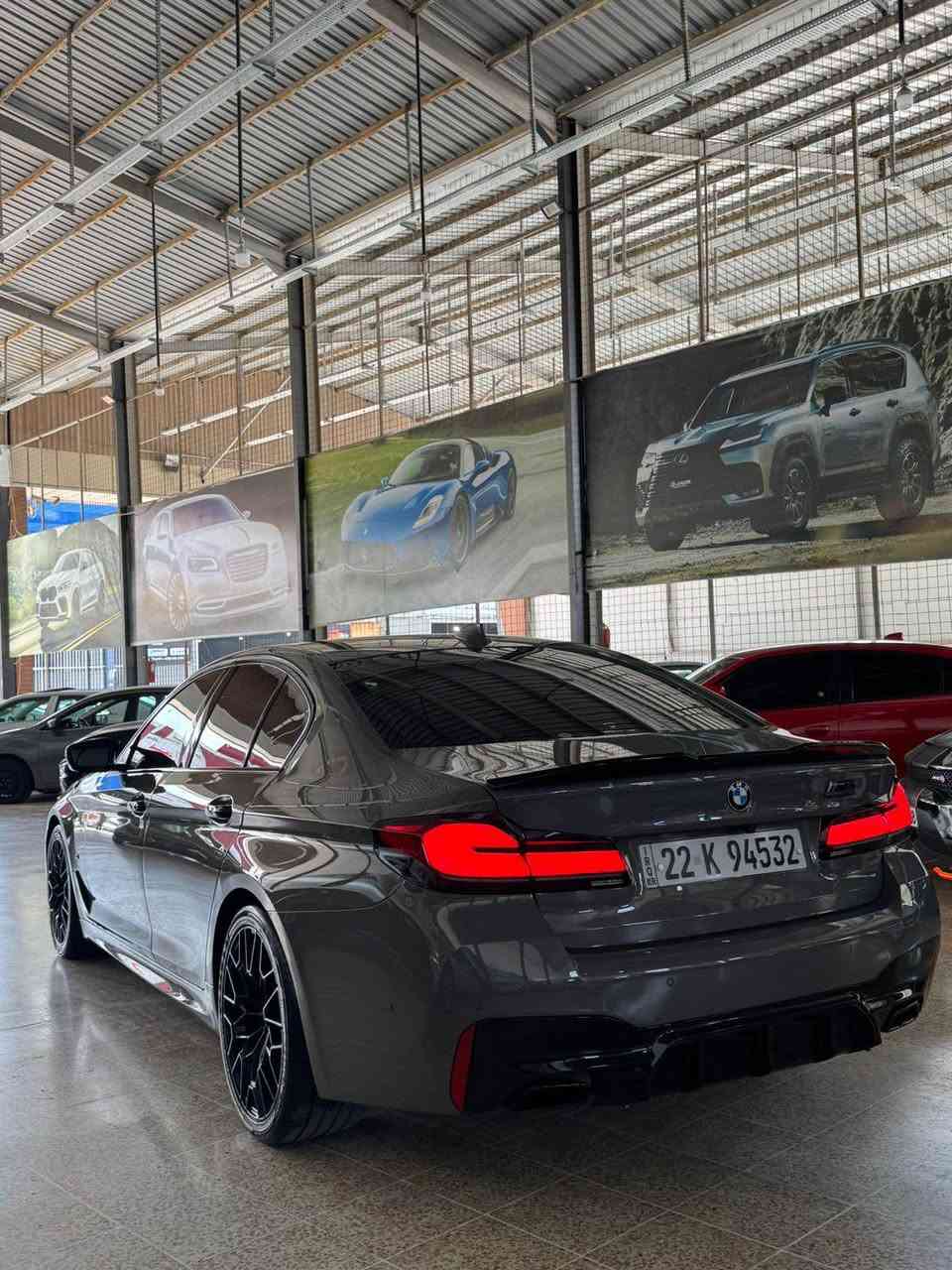 Bmw2021
رةنگي سمتي
سيارةكة ٥٣٠i
Mپاكيجي بيلادي
سيارةكة ٢سويج و كارتي بيلادية
داتاشوية
٥كاميرةية 
ناو قةيسي بيلادية 
كوشين ٧٤٠
رادار گةورة 
سيارةكة لوية بي سلايتة وةكي M5هاتية 
سيارةكة گير مةكينة بةشةرت نةكرايتةوة 
سيارةكة لة هةولير چاملغي بويتة سبوغ 
بونيتي كرايتة M5
بي ژؤري بي ارباك 
سيارةكة زؤر زؤر جوانة 
*********** أربيل, العراق
