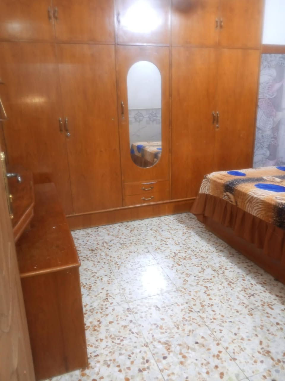 بيت طابقين مساحة 100 متر طابو زراعي سند سند 25 بسمي بناء درجة أول البناء صب طابوق الطابق الأول غرفه و كلدور و مطبخ و صاله و درج دور مرر و صحيات و كراج سيارة و الثاني غرفتين و كلدور العنوان شارع 80 جهة النجف نزلت الساده حي النصر منطقة مرتبه جوارين خير من الله مجاري انترنيت ضوئي خامس بيت عن الشارع الرئيسي قرب مكتب سيد سعد ابو خطه اتصال *********** بي واتساب
