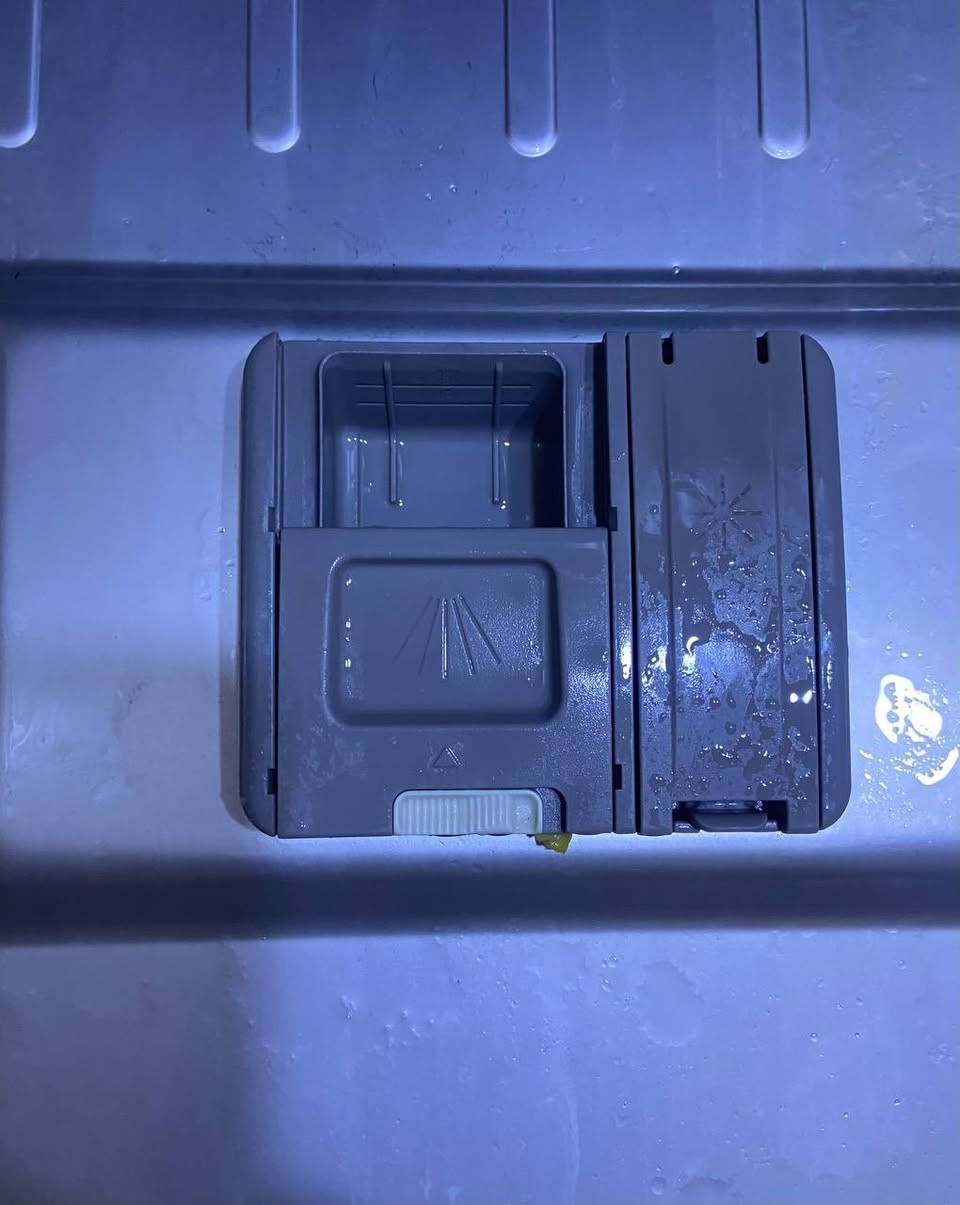 غساله صحون للبيع جديده كلش نضافه 100/100متواجد واتساب ***********
