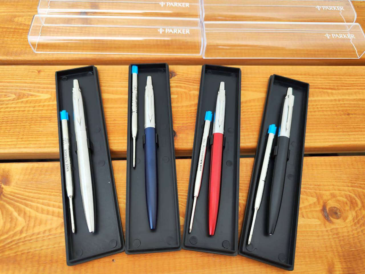السلام عليكم!

نقدم لكم اقلام جاف باركر الأصلية، غير مستخدمة، بتصميم فاخر ومعدنية بالكامل، وصناعة فرنسية.

# مواصفات القلم:
- الموديل و الصنع: فرنسي 🇫🇷 𝑷𝒂𝒓𝒌𝒆𝒓 𝑱𝒐𝒕𝒕𝒆𝒓 - 𝑭𝒓𝒂𝒏𝒄𝒆 
- الحالة: غير مستخدم
- فترة الصنع : الفينات
- اللب: أزرق حجم 1mm
- البدن: معدن
- الألوان المتاحة: فضي، أسود قاتم، أزرق، أحمر

# عروض خاصة:
1. قلم واحد: 8,000 دينار (بدون توصيل)
2. قلمين: 15,000 دينار (بدون توصيل)
3. ثلاثة اقلام: 20,000 دينار (بدون توصيل)

4. أربعة اقلام: 25,000 دينار (مع التوصيل)
5. عرض الهدايا 10 اقلام :50،000 (مع التوصيل)
6.عرض الجملة : كارتون 20 قلم : 80،000 (مع التوصيل) 

ملاحظة : المنتج كما في الصور و بنفس الترتيب علبة بداخلها القلم مع 2 لب اصلي - صناعة القلم و اللب مرفقة صورتها

التوصيل جميع المحافظات 5000 دينار للعروض الثلاثه الاولى

للحجز يرجى مراسلتنا عبر الواتساب او الصفحة
wa.me/9647808448989 
لا تفوت هذه الفرصة لامتلاك قلم فاخر وبأسعار خاصة!


**إذا كنت صاحب هذا الإعلان وتريد حذفه لأي سبب، رجاءا أرسل رسالة إلى الدعم الفني**