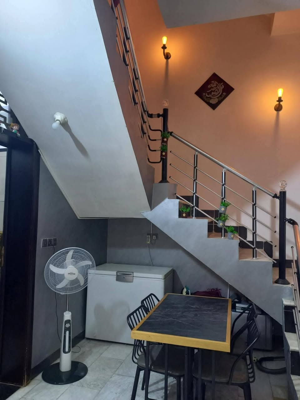 🏠 / دار للبيع مساحة 100 م  طابو  (طابو صرف)واجهه 7.75 نزال 13  شبه مربع             
🧱 الدار ((ركن)) متكون من طابقين بناء ٢٠٢٢                 
الطابق الاول/ استقبال + هول +مطبخ+ غرفة نوم +مجمع صحيات.
الطابق الثاني /(2) غرف نوم   مجمع صحيات.بيتونه  
🌎 الموقع /  حي المحاربين ..شارع مطعم الامراء (( ركن  ))    
للأستفسار اكثر  مراجعة 
#مكتب_الحسيني_للعقار_ بداية شارع الحسينية من اتجاه شارع 60 مقابل اسواق سيد ماركت ثالث بنايه على اليسار او الاتصال 
 *********** واتس+اتصال
