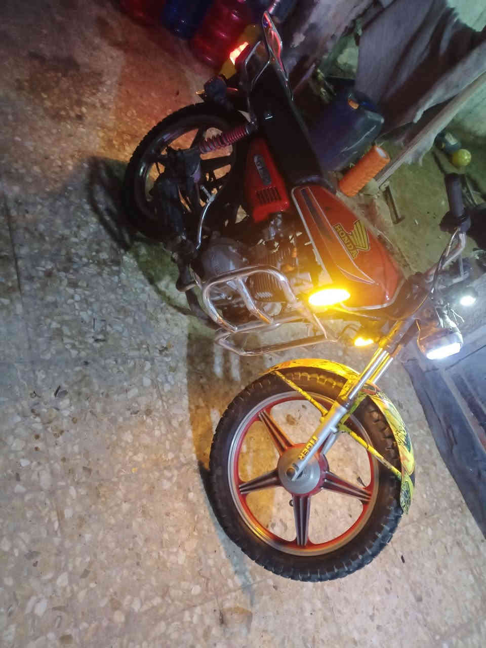 السلام عليكم دراجة ارشة ٤ كير وسلف موديل 21  تجفيت جديد صار 5 ايام تخم تاير جديد كهربائيات كلهة شغالة السعر 375 وبيهة مجال الاتصال  ***********
