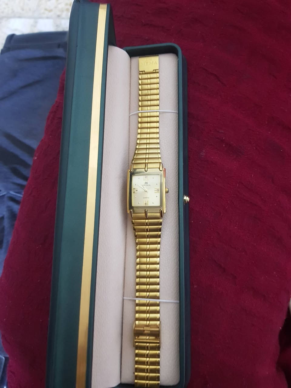 السلام عليكم اخوان ساعه كوارتز ياباني طلاء ذهب عيار ٢٢ غير مستخدمه للبيع يوجد توصيل
***********
