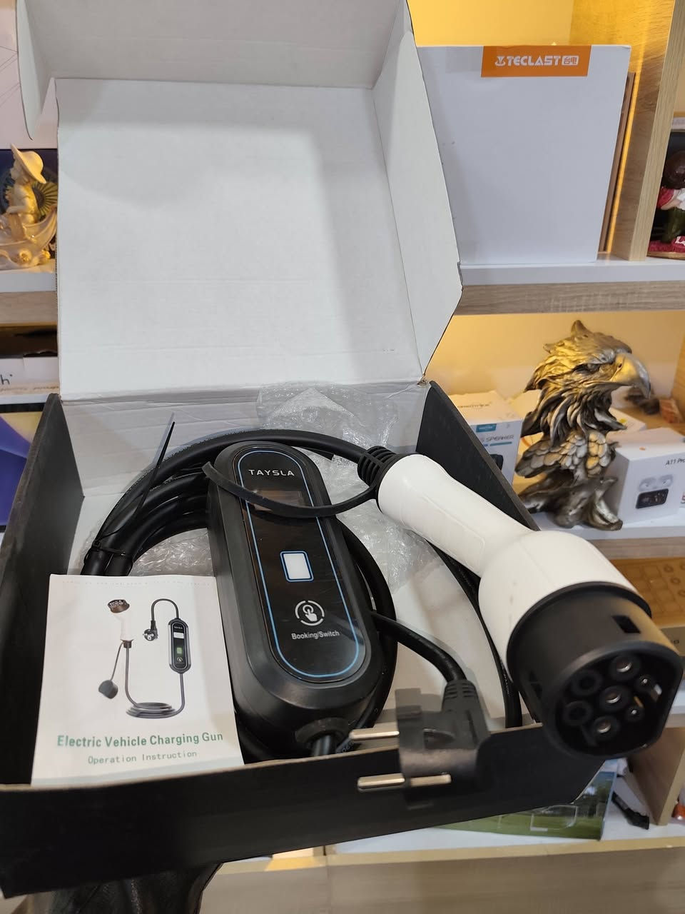 ⚡ للبيع شاحن سيارات كهربائية محمول (Portable EV Charger) ⚡
🔹 الماركة: TAYSLA 🔹 يدعم جهد: 80-260V AC 🔹 تيار شحن: 16A (حد أقصى) 🔹 مقاوم للماء والغبار بمعيار IP66 🔹 مناسب للشحن المنزلي وآمن وسهل الاستخدام. 🔹 مزود بوحدة تحكم ذكية مع مؤشرات LED تعرض حالة الشحن والتنبيهات.
✅ مناسب للعديد من السيارات الكهربائية التي تستخدم نفس نوع المنفذ. 📦 المنتج بحالة ممتازة وجاهز للاستخدام.


**إذا كنت صاحب هذا الإعلان وتريد حذفه لأي سبب، رجاءا أرسل رسالة إلى الدعم الفني**