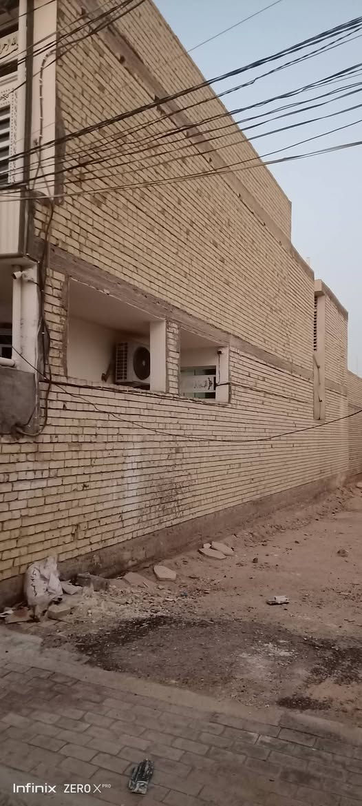 سلام عليكم للبيع بيت 100,متر طابقين بناء حديث كافه الخدمات موجوده  3 غرف نوم صيحات داخليه و خارجيه البيت طابو صرف البيت بسمنه مويم  دلال السعر 160 وبي مجال مكاني كربلاء حي السلام لاستفسار الاتصال ***********

