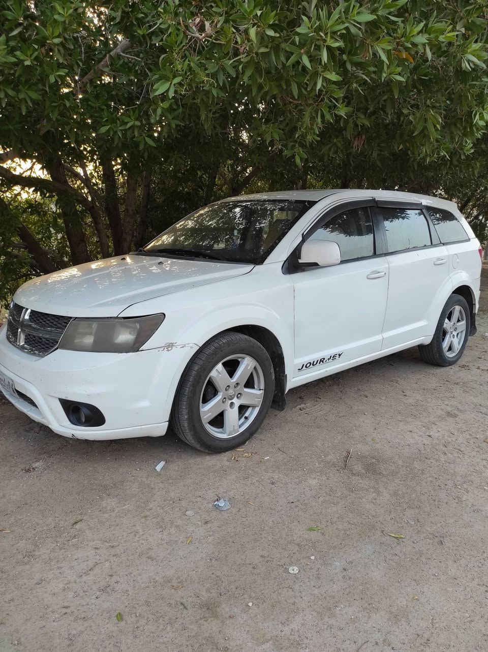 السلام عليكم سيارة جورني للبيع او المراوس موديل ٢٠٠٩ بيضاء اللون رقم بغداد صدامي حجم المحرك ٣٥٠٠ ستة اسلندر ثلاث قطع تبريد المحرك والكير جيدات تبريد شغال تدفئة شغالة تخم تاير جديد باتري جديد حدادية جديدة اليوم سويتها السيارة حاليا بالعمارة صارها سنتين عندي جناي السعر ٧٥ وبية مجال للستفسارة لاتصال على الرقم  *********** السيارة بيها سونار
