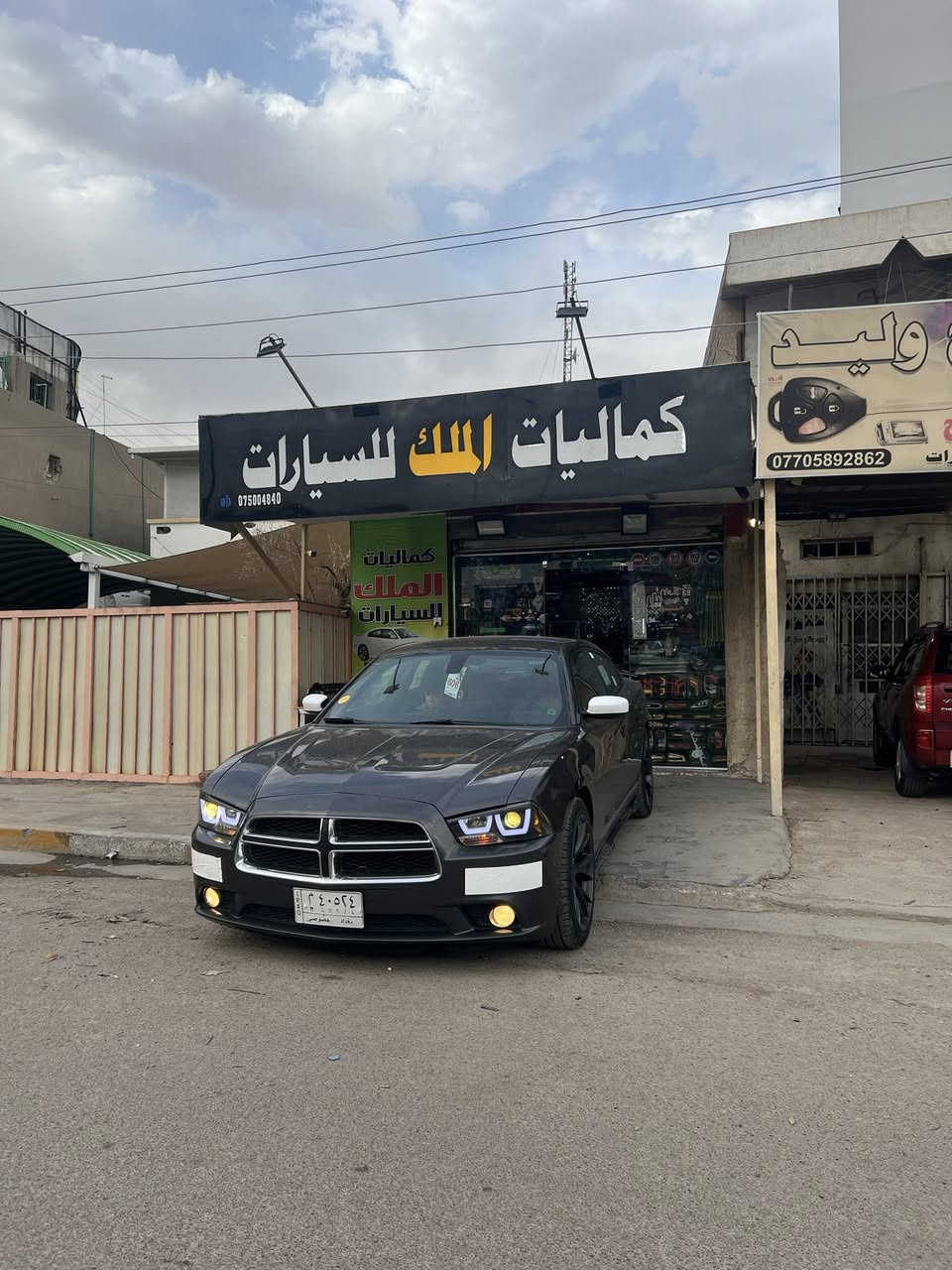 السلام عليكم جارجر موديل 14 مكينه 6سلندر ماشيه 120 سياره ستخدام شخصي خير من الله كير ومكينه مكفولات تبريد ثلاجه حادثه بس البنيد صبغ وبيه باب خلفي كلير من امريكه باقي سياره مكفوله سياره احله من الصور بسمي شرط التحويل مكاني ديالى سعر 150 وبيه مجال قليل ***********
