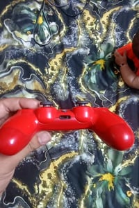 يده بلي 4 اصليه بيه بس زر ال share ما يضغظ و بس  مكاني مدينه الصدر