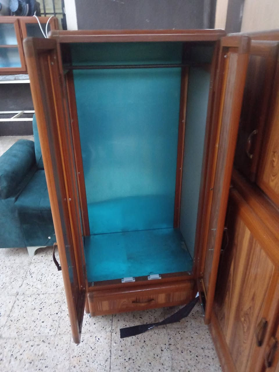 كاونتر واحد ارضي وثلاث قطع تعليق السعر 225- دولاب تعليق الملابس المنيوم السعر 50- الشراي يتصل ***********-*********** وادي حجر
