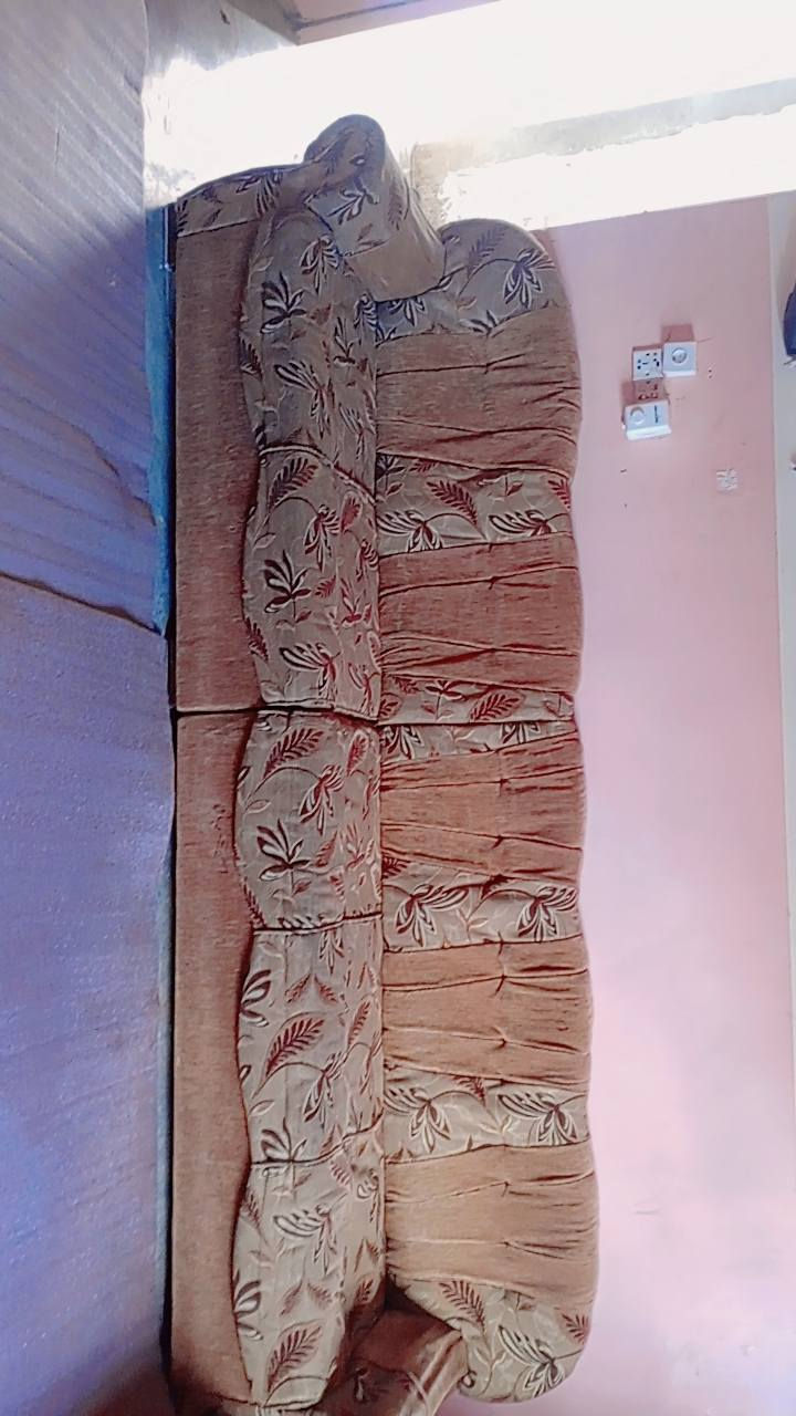 اسلام عليكم ورحمة الله وبركاته قنفات للبيع تقريبا ٧ امتار السعر 100 الف وبيهن مجال الاتصال على رقم  ***********
