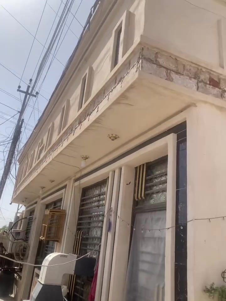 سلام عليكم بيت للبيع مساحه
١٥٠ متر الكرغوليه قرب مدرسه المسار 
طابو زراعي سند ٢٥ هاتف 
***********
