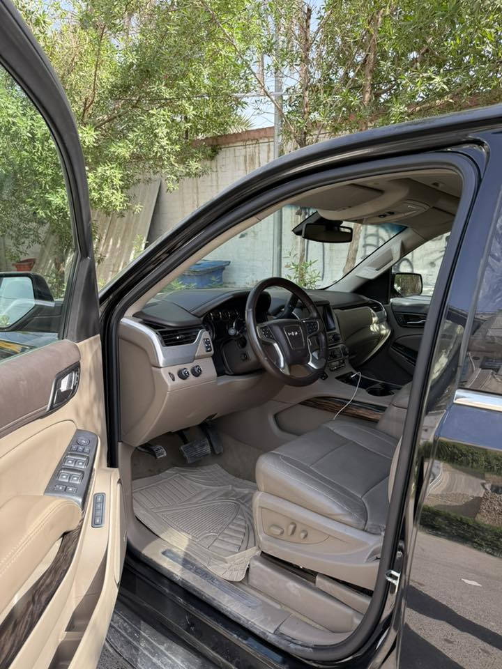 جمسي يوكن ١٧ سياره حلوه جديده بيها صبغ بخشم البنيد ع كد شبر و جوه الدوسه مال الي بصف السايق ع كد شبرين ماشيه تقريبن ١٧٠ الف جديده حلوه ***********
