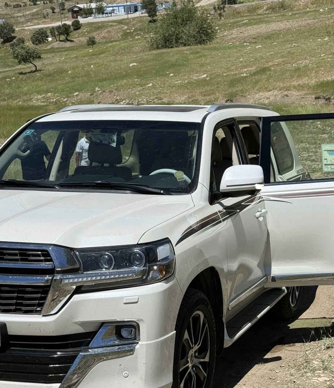 السلام عليكم 
للبيع نقداً 
لاندكروز ٢٠٢١ اخت الزيرو ع ايدي 
ماشيه ٣٢ الف بسمي شخصياً 
السياره مواصفات بريم اصل 
طفاية حريق و ديفيدي بل قماره 
معروف مواصفات الابريم السياره كفاله عامه من كلشي 
بعده ع شركه لزكاته وكتلوكات وبصمه الثانيه ما مستعمله اسبير ما نازل 
تفاصيل اكثر ع رقم
***********
