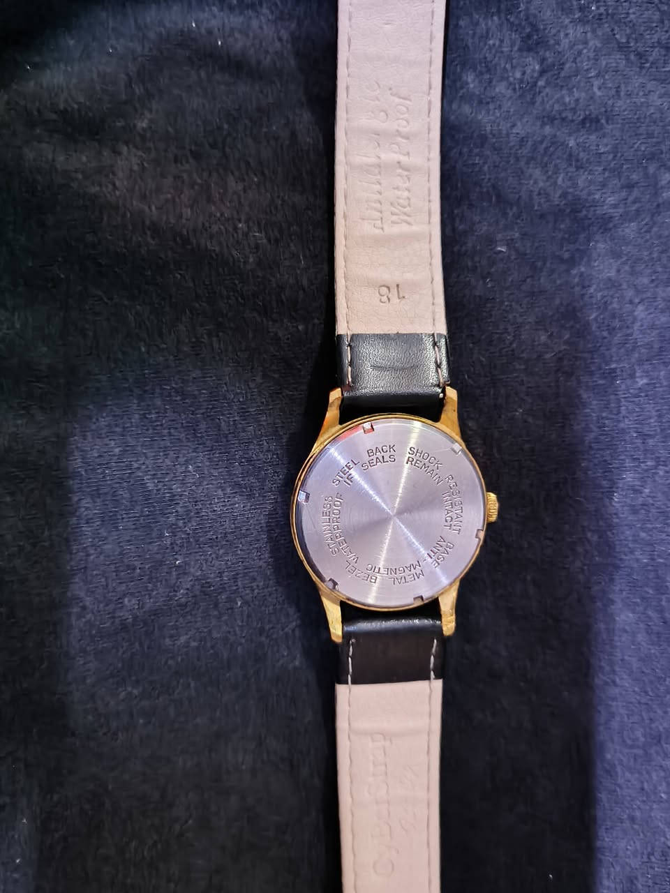 ساعة قديمه شغاله ضبط طلاء ذهب للبيع هاتف*********** +متواجد واتساب
