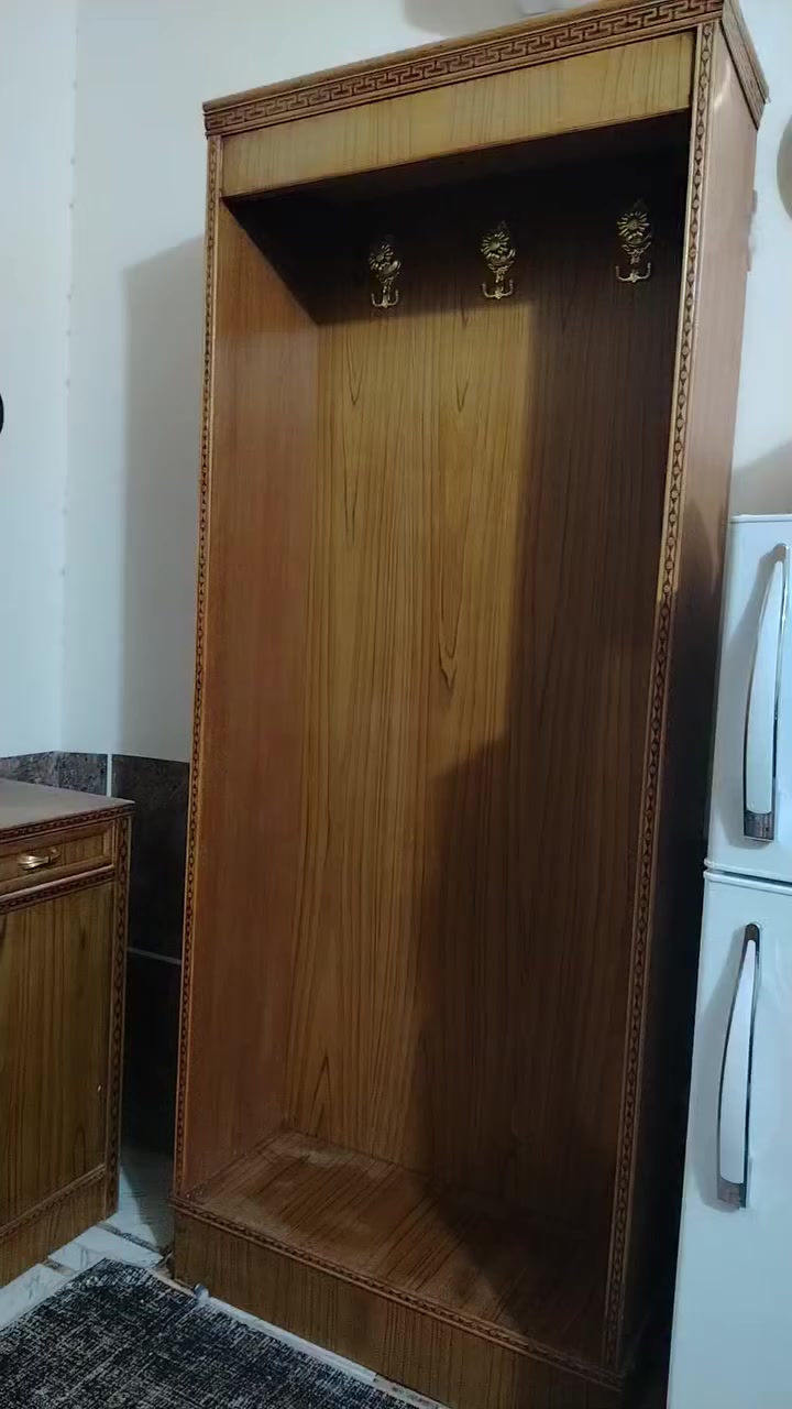 العنوان النجف حي الشهداء 
السلام عليكم غرفه ام الخمسه طابق واحد بالغرفه مستخدمه اللي يحب يتواصل هذا رقم موبايلي *********** السعر 600 وبيها مجال
