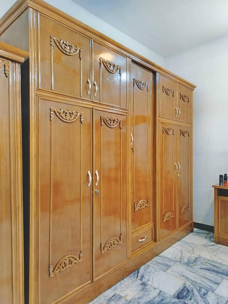 غرفة نوم تسكام صاج داخل وخارج شغل ثقيل ضهر جرجوبه خمسه ملم استعمال قليل مابيها اي ضرر. اخت الجديد مكفوله من الشخط تكمه الواقع احله من الصور العنوان حلة حي الجزائر ***********.   ***********
