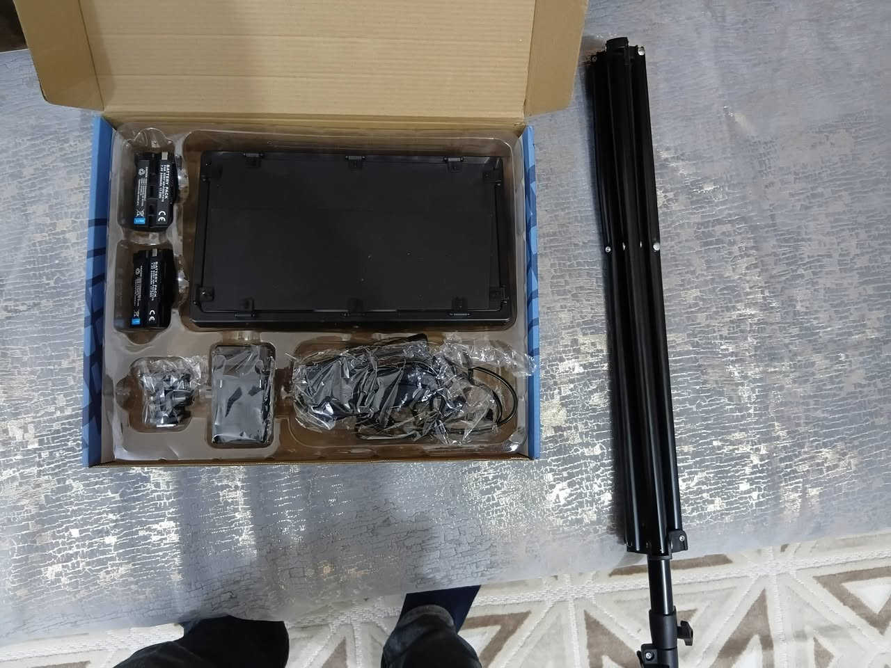 يابة للي يدور نظافة وشغل احترافي، عندي هاي الإضاءة Varicolor Pro LED 800 للبيع. القطعة نظيفة جداً ومثالية لجماعة اليوتيوب، التيك توك، أو المصورين.
​✅ المميزات اللي تخليك تشتريها:
​تحكم كامل: تغير لون الإضاءة من الأبيض الثلجي للأصفر الدافئ (حسب جو التصوير).
​قوة الإضاءة: تعطي وضوح عالي للفيديو والصور.
​كاملة الملحقات: تجي وياها ستاند (حامل)، والشاحن، والأهم من هذا بطاريات ثنائية يعني تصور وين ما كان حتى لو ماكو كهرباء! 🔋🔋
​💰 السعر: 50 ألف دينار (وبيها مجال كلش بسيط 
📍 المكان: كربلاء.
​📞 للتواصل والاستفسار (اتصال أو واتساب):
***********
