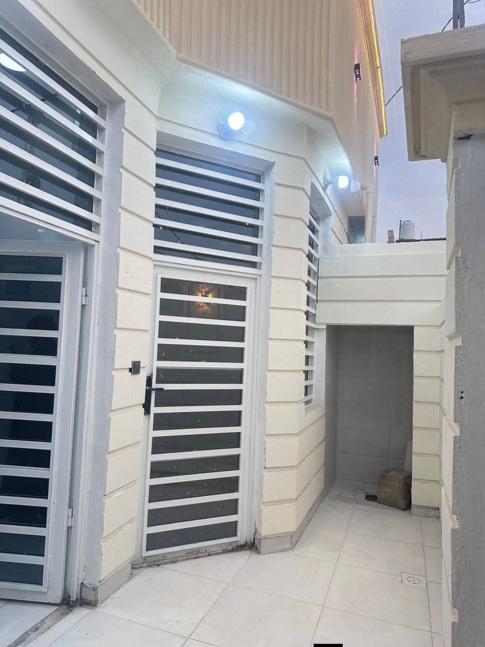 110 متر مربعه غرفتين للبيع طابو زراعي سند 25 قرار محكمه
موقع مميز عنوان البيت نجف مقابل ملحق قرية الغدير
قريب من الشارع العام بالخط الاول 
بسعر 45 وبي مجال
للاستفسار اتصل على ***********أو مراسله واتساب
