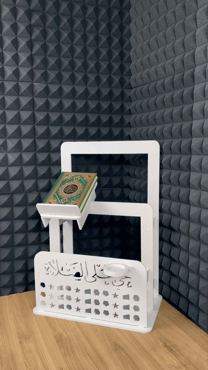 ركن صلاة خشبي منزلي مع حامل مصحف ورف جانبي

الاستخدامات

مخصص لأداء الصلاة في المنزل بطريقة منظمة ومريحة.

يوفر مكان ثابت للمصحف أثناء القراءة أو المراجعة.

مناسب للأطفال والكبار لتعليمهم وتنظيم ركن خاص للصلاة.

يُستخدم كركن عبادة يومي داخل غرفة النوم أو المعيشة.

يساعد في ترتيب سجادة الصلاة والمصحف والإكسسوارات الدينية بمكان واحد.

المميزات

تصميم أنيق بلون أبيض يتناسب مع جميع ديكورات المنزل.

حامل مصحف مائل مريح للقراءة بثبات.

رف جانبي لحمل كوب ماء أو مسبحة أو عطراو التربة.

قاعدة عريضة وثابتة لضمان الاستقرار أثناء الاستخدام.

هيكل خشبي متين بسمك مناسب لتحمل الاستخدام اليومي.

زخارف إسلامية مفرغة تضيف لمسة جمالية راقية.

أبعاد المنتج:

- الطول: 50 سم
- العرض: 32 سم
- الارتفاع: 70 سم

قياس الكارتون:

- الطول: 75 سم
- العرض: 55 سم
- الارتفاع: 5 سم

محتويات الصندوق

هيكل ركن الصلاة (قطع مفككة).

حامل المصحف.

الرف الجانبي.

قاعدة التثبيت.

الملاحظات

يُسلّم مفكك ويحتاج تركيب بسيط.

يُفضل استخدامه على سطح مستوٍ لضمان الثبات.

اللون أبيض (قد يختلف بدرجة بسيطة حسب الإضاءة).

المصحف وسجادة الصلاة غير مشمولين. بغداد, العراق


**إذا كنت صاحب هذا الإعلان وتريد حذفه لأي سبب، رجاءا أرسل رسالة إلى الدعم الفني**
