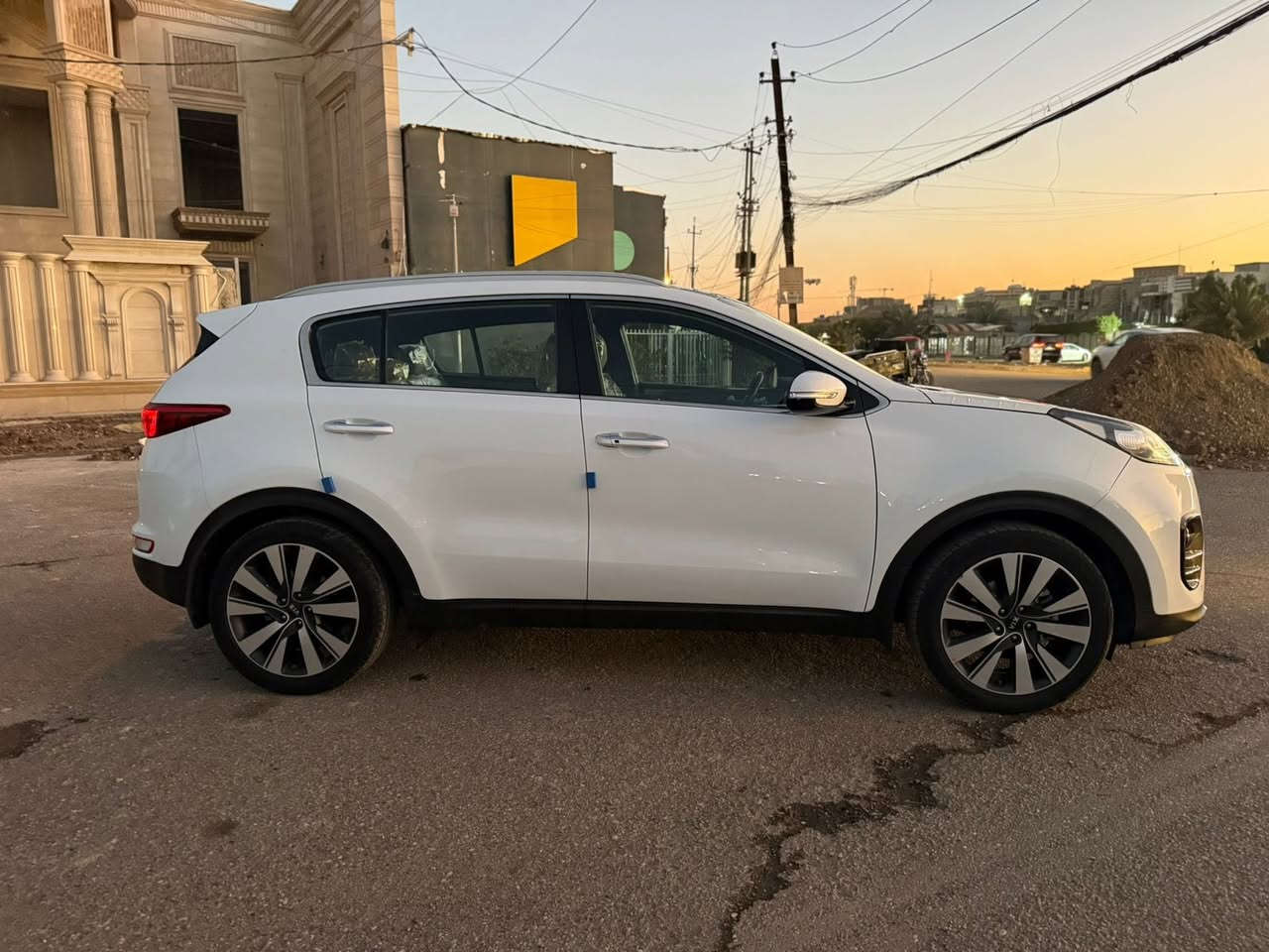 السلام عليكم كيا سبورتج موديل ١٧ فول مواصفات ١/١  ماشية ٧٠ الف حقيقي على ايد وحدة من الشركة جاهزة من جميع النواحي ومابيها نواقص محرك وكير مكفول بارد بسيط فقط ومكفول من الصبغ والتبديل 
بانوراما
بصمة ابواب وتشغيل
صندوق كهرباء 
المقاعد الامامية كهرباء 
تبريد قطعتين 
اشاير مري 
مري شفط 
انارة ترحيب 
حساس امامي خلفي 
اضاءة زنون 
مكانها بغداد وسعرها ١٨٧ للاتصال 
***********
