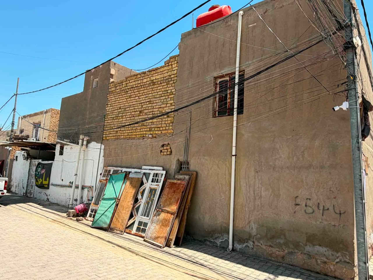 مشتملين للبيع ركن على ساحة مفتوحة قرب فلكة الزيتون المساحة ٢٨٠ للاستفسار الاتصال على الرقم ***********
