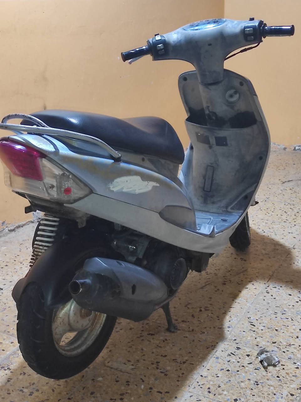 السلام عليكم 
الدراجه البيع
سعر ٨٠٠ وبيه مجال
قبل شهر طالعه من الحاويه
شرط ما مفتوح برغي بيه وين ما تريد افحص
غراضه كامله الصالنصه البلاديه موجوده والذيل الوره موجود
رقم ***********
