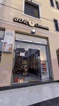 محل كوزمتك للبيع مع كامل ملحقاته للتواصل وتساب ***********
