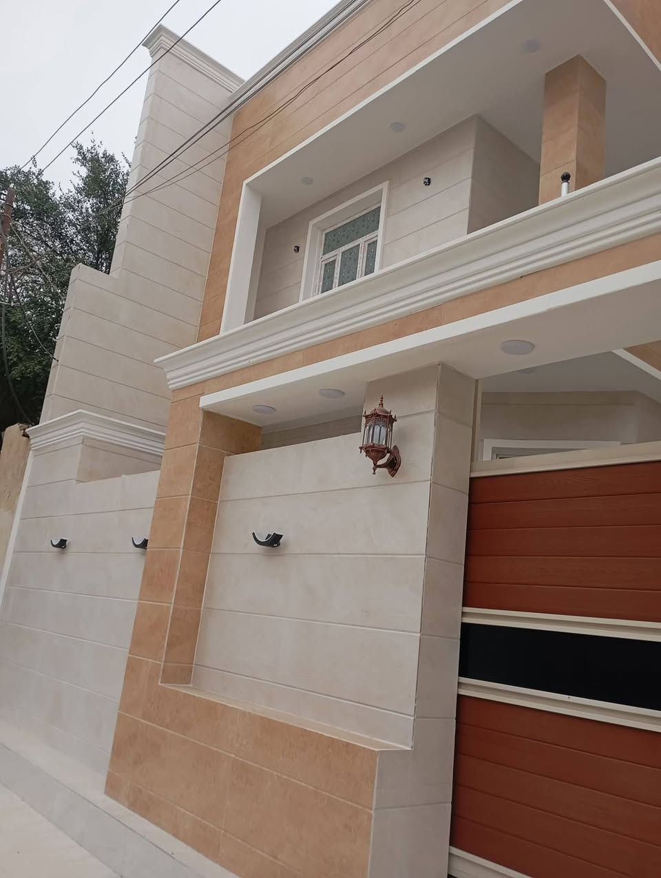 دار للبيع بحي اور ثانيه قرب مكتب شاطر مساحته 200 طابقين بناء حديث صب كونكريت ما مسكون على شارع رئيسي يتكون من 6غرف نوم وصالتين واستقبال ومطبخ ومجموعة صحيات بناء حديث درجه اولى للبيع للإستفسار او وتساب ***********
