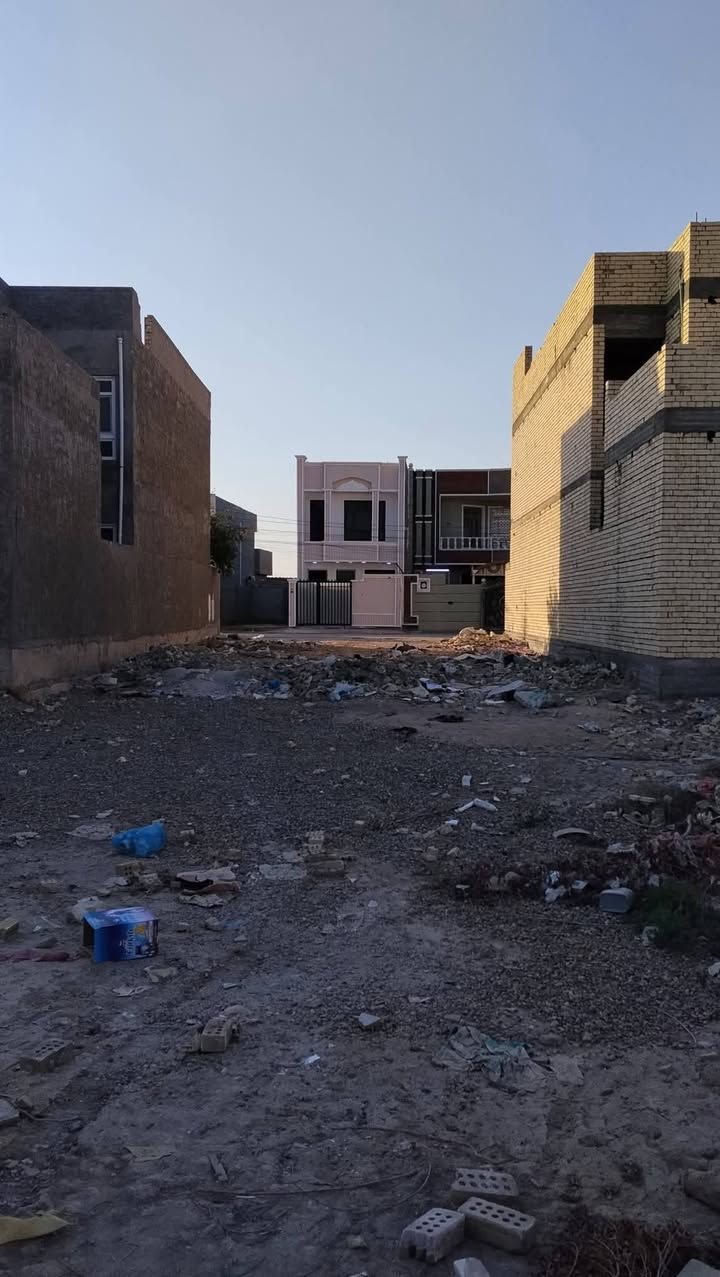 قطعة للبيع منطقة المكاسب خلف حي الجهاد ١٠٠م عل تبليط واجهة 6 ونص خدمات كاملة ماء وكهرباء وتبليط ومجاري انترنيت مولد ذهبي مربع هادئ وراقي سكني واقرب مربع ع حي جهاد طابو زراعي سند 25 تتكاتب ويا صاحب الأرض للاستفسار اتصال *********** متوفر واتساب
