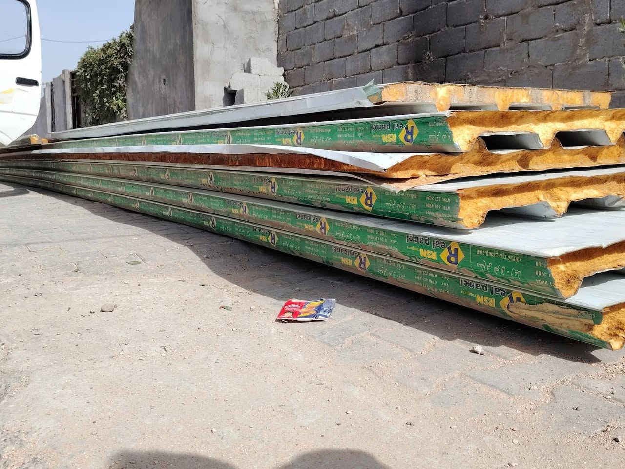 السلام عليكم يوجد سندويج مستعمل النظافه تقريبا 70بالميه المتر على 8 وبي مجال
5قطعه طولهن 11متر 
واثنين طولهن 8متر 
المكان اللطيفية حي الزهور 
رقم الهاتف ***********
بي واتساب
