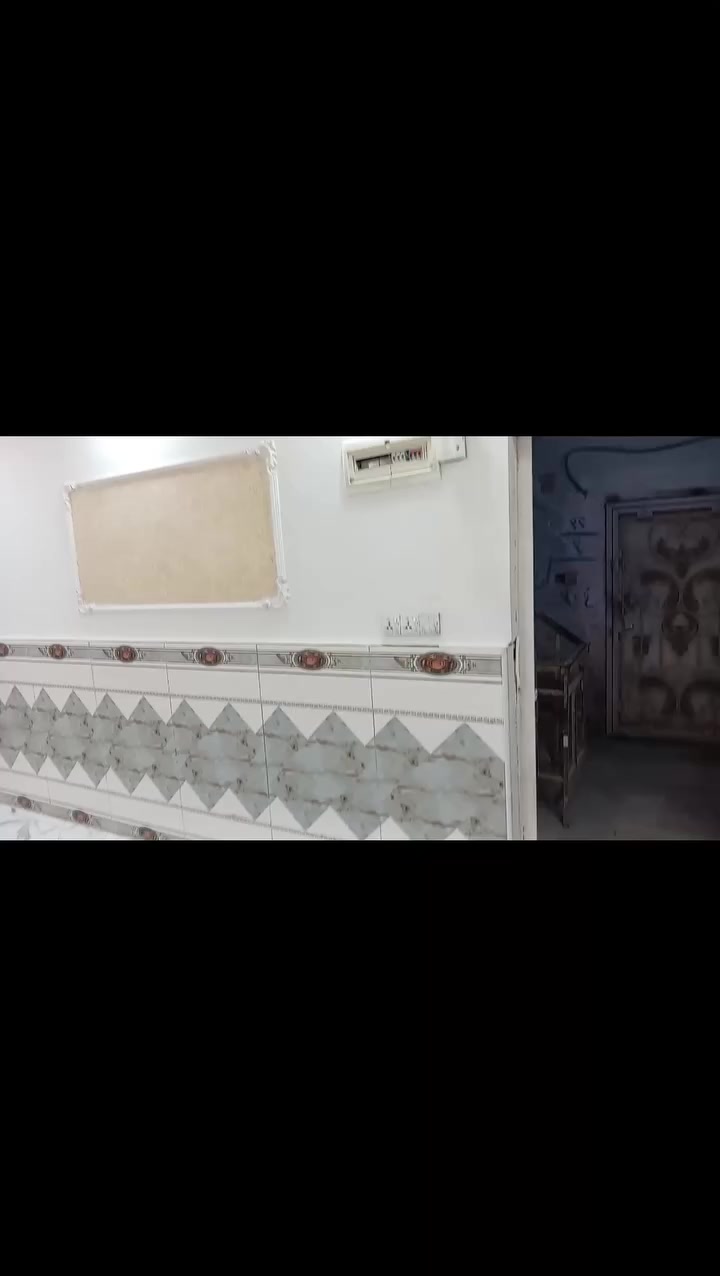 السلام عليكم... 
عندي شقه الأيجار بلعمارات السكنيه قرب

مستشفئ الولاده.. طابق وسط يعني فوك الإرضي☝️ 

تكون الشقه من غرفتين وهول💯 ومطبخ جبير....

الشقه ترميم كله جديد... 

يوجد في الشقه تانكي ماي وكيزر🥶 

محتاج عائله زغيره

الأستفسار *********** واتساب💤
