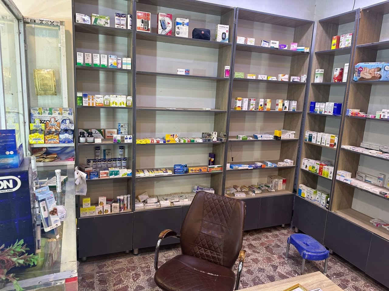 غراض صيدلية كاملة ثلاجة ورفوف وعارضات وملاحقات وميز للبيع للاستفسار الاتصال ع الرقم ***********
