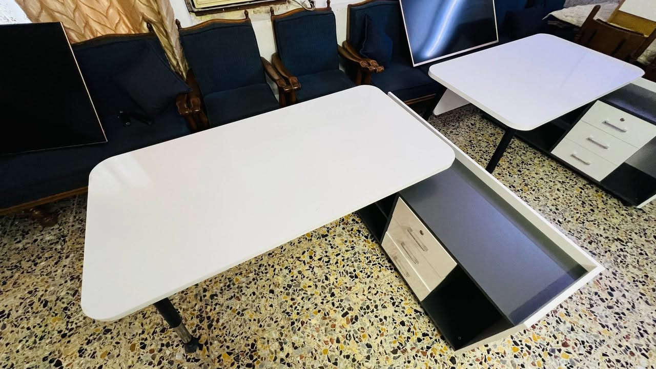 السلام عليكم 
ميز مكتبي غير مستخدم يعني 
اخذو مكتب لمرشح مجلس النواب وبعدها انخزن بعده كلش جديد وسعره معروف بالشركات 1700 دولار 
اني ابيع  700 دولار للميز الواحد وبي مجال 
بغداد قرب مجمع البدور او مجمع بدور بغداد 
***********
