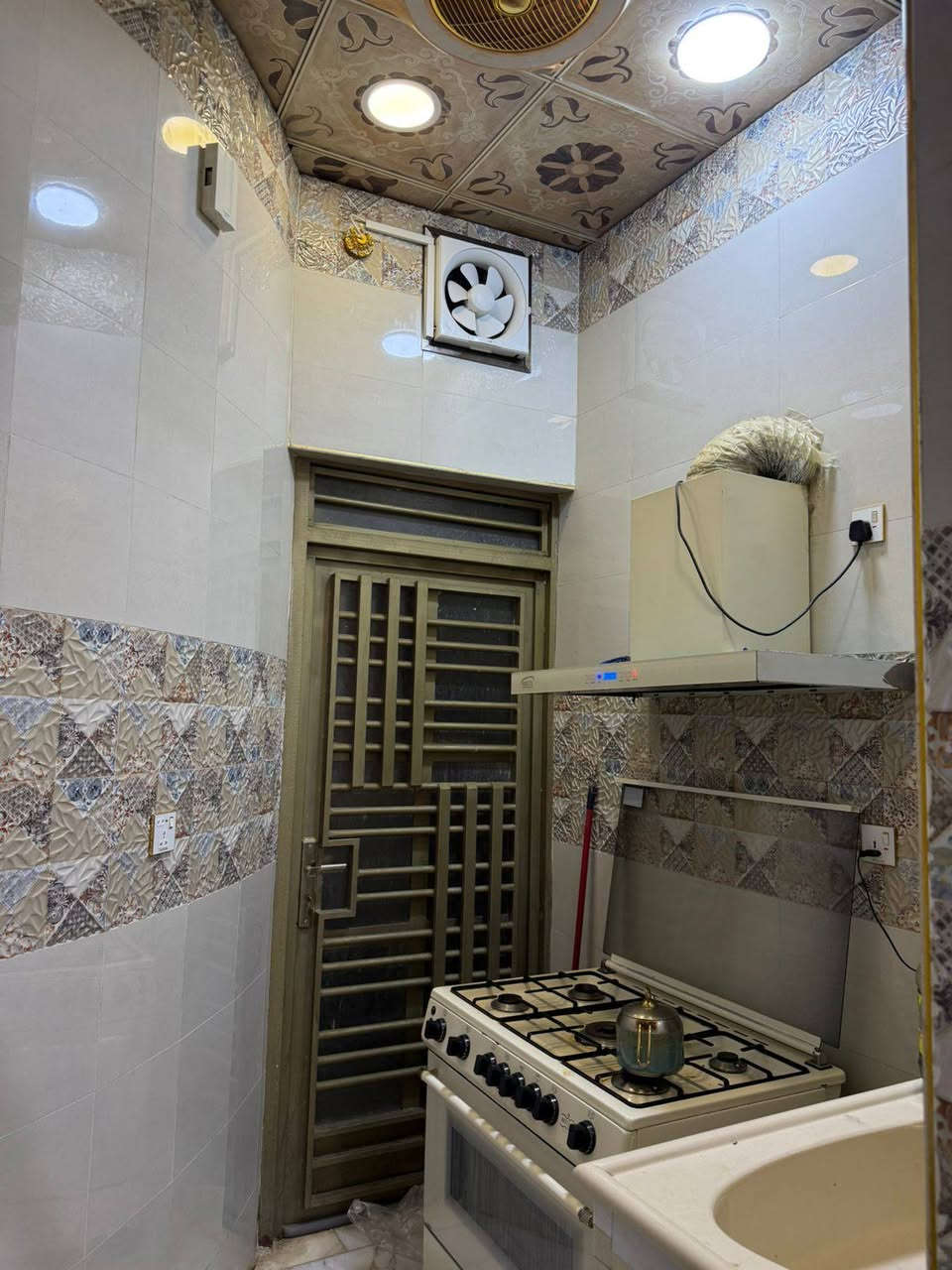 دار للبيع المساحة 150 متر بناء حديث درجه اولا طابق واحد +صاله في الطابق الثاني قياس 6×5.5
سيراميك إيطالي 
أرضية شكر تركي 
ديكور سقفي كل البيت مع  CNC 
البناء سنة 2021 البيت ينباع مع الكاونتر والمطبخ البارد تصميم تركي العنوان بالبيوت المقابل الجوازات السعر 290 قفل للأستفسار الاتصال على الرقم ***********
