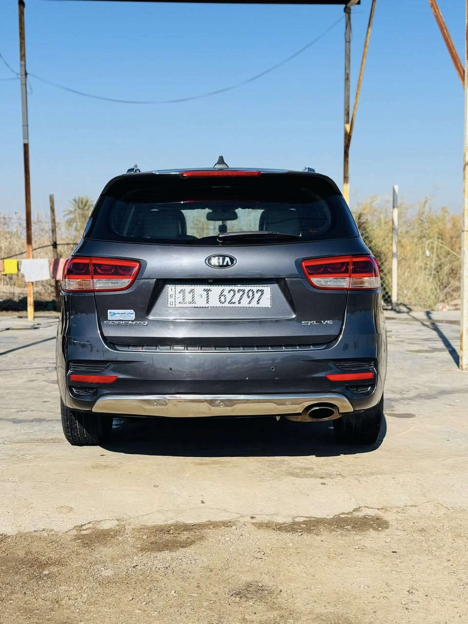السلام عليكم 
كيا سورنتو موديل 2017 فئة SXL
فول مواصفات اعلى فئة بالسورنتو 
وارد أمريكي كلين تايتل رقم بغداد 
السعر 190 وبي مجال بسيط 

المواصفات ..

المحرك: 3.3 لتر V6 بنزين
 • القوة: 290 حصان
 • الدفع: دفع رباعي  (AWD)
    •       مقاعد جلد 
 • مقاعد أمامية كهربائية مع ذاكرة للسائق
 • تدفئة وتبريد المقاعد الأمامية
 • تدفئة المقاعد الخلفية
 • مقاعد الصف الثالث قابلة للطي
 • مقاعد 7 ركاب + تبريد ثلاث قطع
 • فتحة سقف بانورامية كبيرة  ￼
    •       شاشة وسطية بلمس مع أنظمة Apple CarPlay               و.          Android Auto
 • نظام ملاحة GPS
 • نظام صوت Harman Kardon فاخر
 • شاشة معلومات للسائق
 • كاميرات 360 درجة حول السيارة (360° View) 
    •  نظام الفرامل التلقائي بالطوارئ (AEB)
 • تحذير ومساعدة البقاء في المسار
 • رادار أمامي مع مثبت سرعة ذكي
 • كشف النقطة العمياء + تنبيه مرور خلفي
 • حساسات أمامية وخلفية + كاميرا خلفية  ￼

 • مصابيح أمامية(LED)
 • إضاءة نهارية LED
 • ويل حجم 19 
 • مرايا كهربائية مع إشارات
 • صندوك  كهربائي 
    •      منفذ طاقة 115V￼

 • نظام دخول ذكي وتشغيل عن بعد 
 • تحكم إلكتروني في المكابح (Electric Parking)
 • نظام تحكم في المناخ مزدوج المناطق  ￼

للأستفسار:***********
