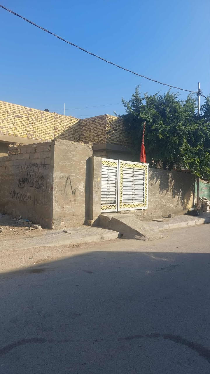 السلام عليكم
دار للبيع في حي الحوراء زين القوس 

مساحه الدار 200م واقع حال 220 
بناء بسيط يعتبر قطعه ارض 
ويصلح للسكن قرب الكراج 
يباع على المبادره 

للاستفسار 
واتساب 

***********
