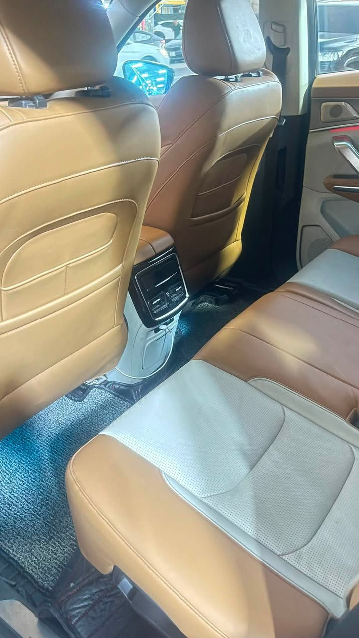 جيتور للبيع موديل 2024 لكجري

جيتور X70 Plus 1.6 Luxury 

المواصفات:

*عدد صفوف المقاعد 3 (7 ركاب ) 

* إطارات قياس 20 إنچ

*فتحة سقف بانوراما 

*مقصورة الركاب من الجلد الفاخر بلونين

*مقعد السائق والراكب كهربائي

*مقعد السائق مزود بذاكرة لحفظ 3 وضعيات الجلوس

*مقعد السائق مبرد ومدفاء

*مقعد الراكب مبرد ومدفاء

*كاميرات محيطية 540 درجة

*شاشة عرض ترفيهية قياس 12.35 إنچ

* لوحة القيادة الكترونية قياس 10.25 إنچ

*نظام صوتي من ٨ سماعات عالية الجودة

*رادار تفاعلي

*نظام تحذير مغادرة المسار

* نظام القيادة شبه الذاتية

*نظام مراقبة النقطة العمياء 

*نظام التحذير من التصادم الأمامي و الخلفي 

*نظام الكبح التلقائي في حالة الطوارئ

* إنارة محيطية

* إنارة ترحيبية

* المرايا الجانبية قابلة للطي كهربائياً ومدفئة

* شاحن هاتف لاسلكي سريع

*الأضواء الأمامية والخلفية أوتوماتيكية ليد(LED)

* مسند الذراع الوسطي مع ثلاجة

*نظام الدخول الذكي (بصمة)

* صندوق كهربائي

* نظام الفرامل اليدوية الاوتوماتيكي Autohold

*مكيف مع شاشة تحكم منفصلة للصف الثاني

*نظام مساعد صعود المرتفعات

*وسائد هوائية امامية وجانبية عدد 6

*نظام المكابح المانعة للانغلاق

*نظام التحكم بالثبات 

*نظام التحكم نزول على المنحدرات

*داش كام - DVR

*نظام تنقية الهواء PM2.5 مع فلتر N95

*قفل وفتح النوافذ والسقف باستخدام البصمة

رقمه ١٩ انكليزي تحويل باي مكان 
السعر١٥٧
ارخص من خواته الفحص السونار موجود مع الصور 
مكاني بغداد ١٤ رمضان 
***********
ممتواجد فيس بس واتساب
