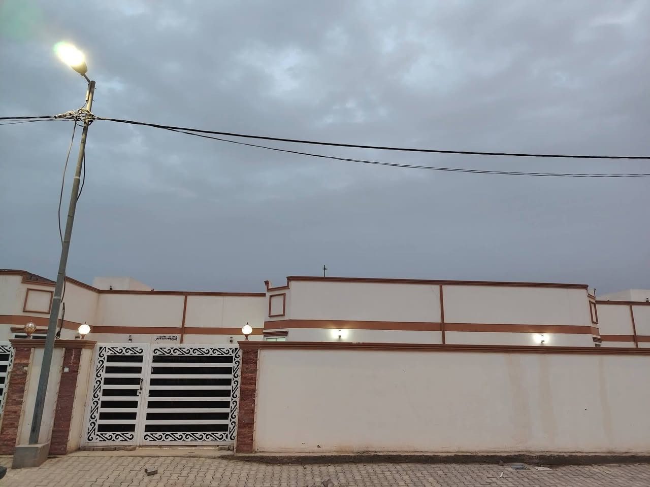 بيت في قرية السلام 200متر جاهز للسكن غرفتين وصاله واستقبال وتخاريج وحديقه وكراج التفاصيل أكثر اتصل ع الرقم ***********
