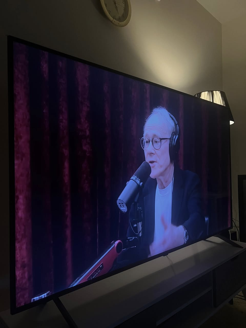 السلام عليكم 

شاشة LG QNED 80 Series موديل 2024 (قياس 65 بوصة)
الشاشة شبه جديدة، استخدام قليل جداً ونظيفة 100% (مثل ما موضح بالصور).

المواصفات التقنية:

• الموديل: LG 65QNED80T6B (إصدار حديث - تصنيع شهر 6/2024).
• النوع: QNED (تجمع بين تقنية Quantum Dot و NanoCell) لتقديم ألوان حقيقية وتباين عالي جداً.
• الدقة: 4K Ultra HD بدقة 3840 \times 2160 بيكسل.
• المعالج: α5 AI Processor Gen7 (معالج ذكي يحسن الصورة والصوت تلقائياً).
• المميزات: تدعم HDR10 Pro، ونظام الـ WebOS الأحدث من LG (سريع جداً ويدعم كل تطبيقات البث مثل نتفلكس ويوتيوب).
• المنافذ: تحتوي على منافذ HDMI و USB و LAN ومنفذ Optical للصوت.

الحالة:
• نظافة الجهاز: 10/10 (نضيفة جداً وبدون أي شخط أو عطل).
• الاستخدام: قليل جداً ومحافظ عليها.

سعر مليون بيها مجال بسيط !


**إذا كنت صاحب هذا الإعلان وتريد حذفه لأي سبب، رجاءا أرسل رسالة إلى الدعم الفني**