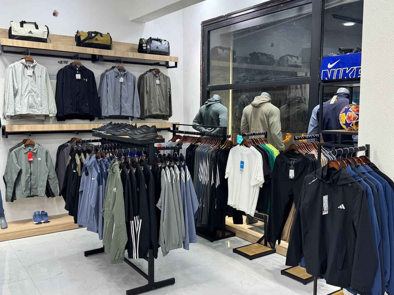 🔴توجد عروض داخل المحل وخصومات توصل الى 50%.                                                                                            🔵العنوان : حي الحسين شارع السوق العصري


**إذا كنت صاحب هذا الإعلان وتريد حذفه لأي سبب، رجاءا أرسل رسالة إلى الدعم الفني**