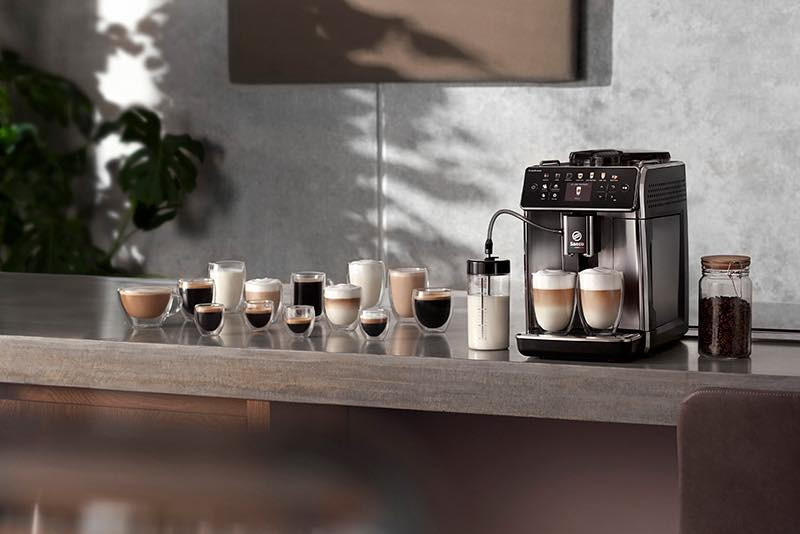 ماكينة القهوة Saeco GranAroma، وهي ماكينة أوتوماتيكية بالكامل مُصممة لتقديم تجربة باريستا احترافية في المنزل. تتميز الماكينة بتصميم عصري يجمع بين اللون الأسود واللمسات الفضية، مع واجهة تعمل باللمس وشاشة ملونة تعرض خيارات متنوعة من المشروبات.

1. إعدادات المشروبات والتخصيص
عدد المشروبات: تحضر 16 نوعاً من المشروبات بلمسة زر واحدة (إسبريسو، كابتشينو، لاتيه ماكياتو، كورتادو، أمريكانو، وغيرها) 
نظام CoffeeMaestro: يوفر 3 إعدادات مسبقة للذوق (Delicato, Intenso, Forte) تقوم تلقائياً بضبط الإعدادات للحصول على النكهة المطلوبة.
مُخصص القهوة (Coffee Equalizer): يسمح بتعديل أدق التفاصيل يدوياً عبر الشاشة: (قوة القهوة، كمية القهوة والحليب، درجة الحرارة، وكمية الرغوة).
2. التقنيات والابتكار
نظام LatteDuo: القدرة على تحضير كوبين من أي وصفة (بما في ذلك المشروبات التي تحتوي على حليب كالكابتشينو) في نفس الوقت.
المطحنة: مطحنة سيراميك 100% قابلة للتعديل بـ 12 مستوًى للطحن، تضمن طول العمر وعدم حرق البن 
تقنية HygieSteam: نظام تنظيف تلقائي يقوم بتنظيف مسارات الحليب بالبخار الساخن بعد كل استخدام لإزالة 99.9% من البكتيريا.
3. السعة والتصميم
خزان المياه: سعة 1.8 لتر، يدعم فلتر AquaClean لمنع التكلس.
حاوية الحبوب: تتسع لـ 300 جرام من البن وتأتي مع غطاء يحفظ الرائحة (Aroma Seal).
حاوية الحليب: تأتي مع دورق حليب خارجي بسعة 0.6 لتر.
ملفات تعريف المستخدمين: تخزين التفضيلات الشخصية لـ 6 مستخدمين مختلفين 
4. الأبعاد والمواد
الأبعاد: 262 × 383 × 448 ملم تقريباً.
ضغط المضخة: 15 بار لاستخلاص مثالي للنكهة.
الواجهة: شاشة ملونة بالكامل تعمل باللمس (TFT) مع أزرار سريعة للمشروبات الأكثر طلباً


**إذا كنت صاحب هذا الإعلان وتريد حذفه لأي سبب، رجاءا أرسل رسالة إلى الدعم الفني**