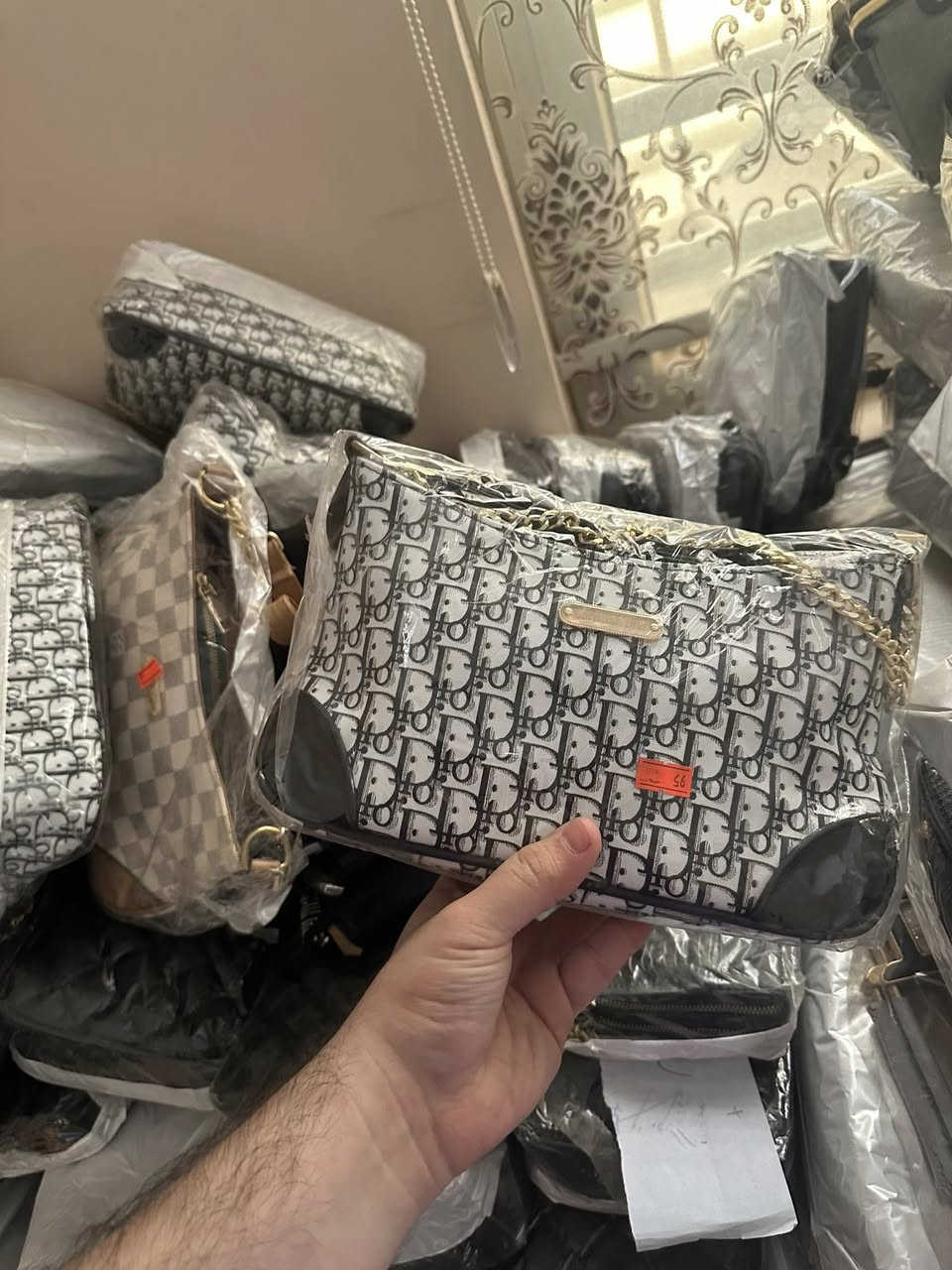 السلام عليكم
جنط نسائي ابيع جملة 
اذا مفرد كمية عادية
الكبار على ٧ الف
الاصغار على ٥ الاف
والله جنط كلش مرتبات وصناعة باب اول
سبب البيع بهيج سعر لتصفية وعدم التفرغ
مكاني بغداد / سيدية
مراسلة خاص او على رقم
***********
