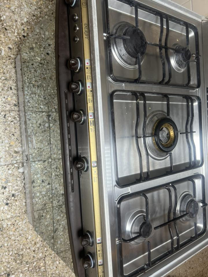 طباخ نظيف فرن ممشتغل والعين الوسط ممشتغله سعره 200 للاتصال ***********
