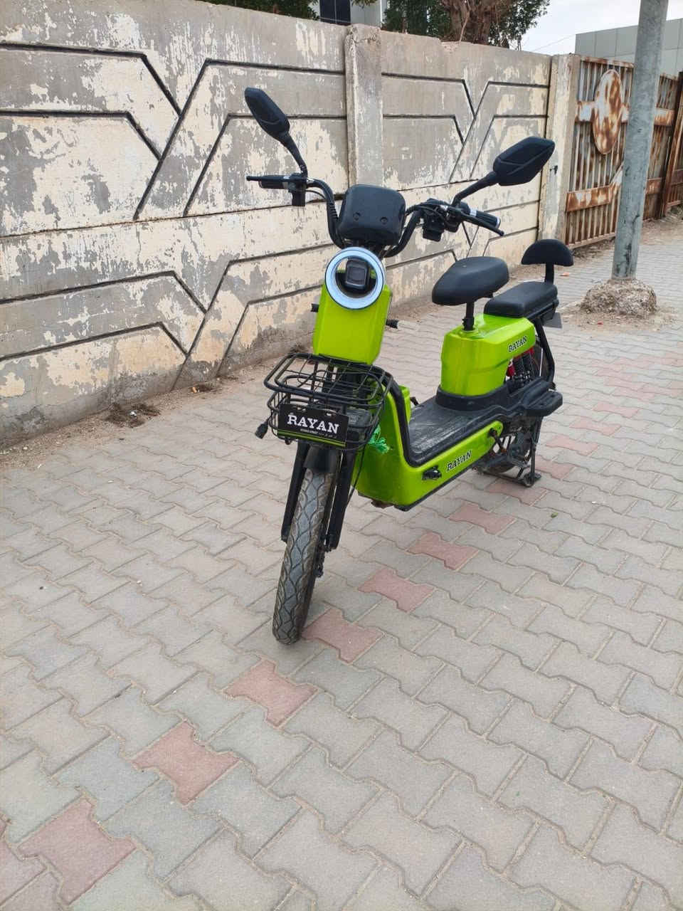 سلام عليكم دراجه شحن للبيع جديده ونضيفه حجم 20 شوفت عينك مكاني رميثه حي العسكري رقم ***********
